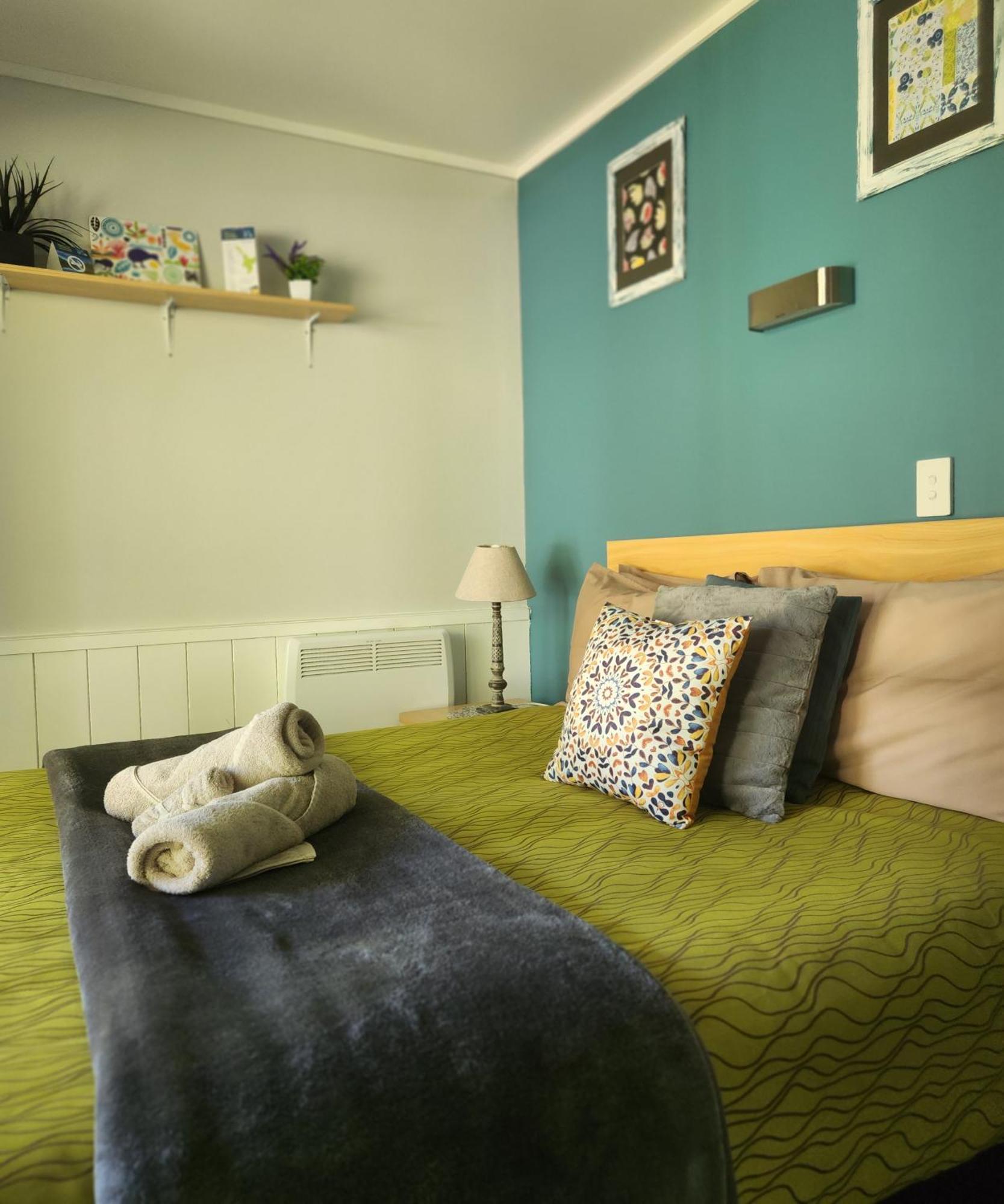 Kauri Coast Top 10 Holiday Park Kaihu Екстериор снимка