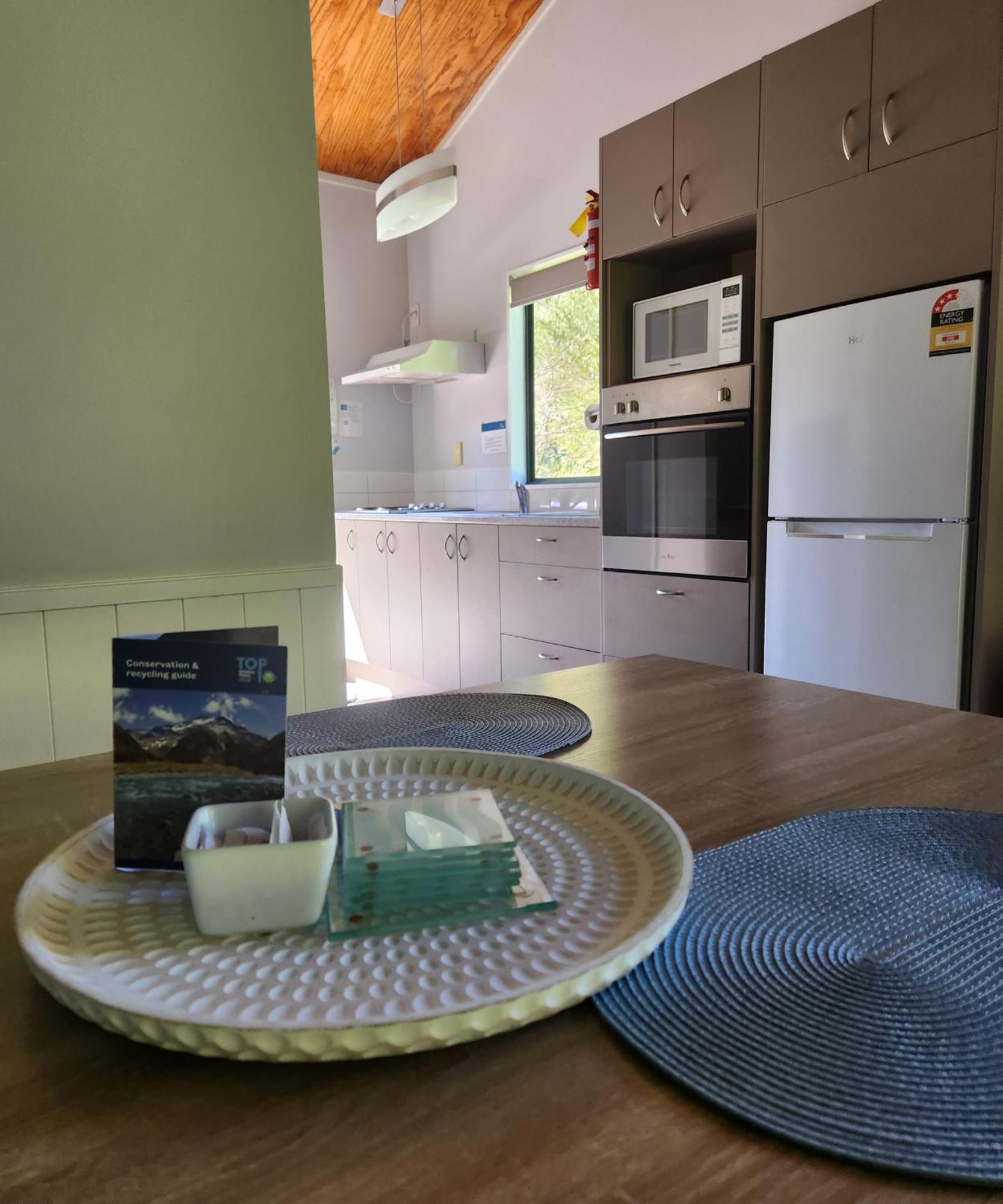 Kauri Coast Top 10 Holiday Park Kaihu Екстериор снимка